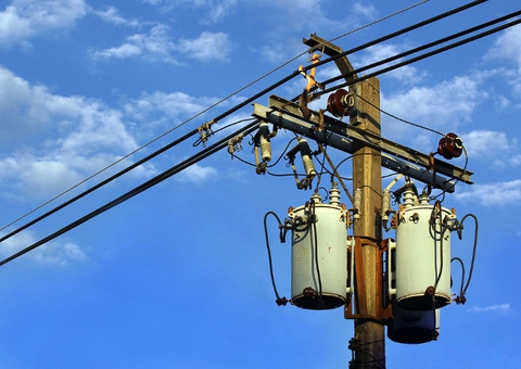 Jovem é preso após atirar 20 vezes com fuzil em transformador de energia 