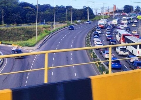 Trânsito intenso é registrado na avenida Torquato Tapajós  