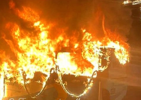 Ônibus de rota pega fogo na avenida das Torres em Manaus; vídeo