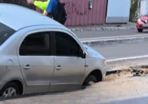Acidente com carro em canteiro de obras deixa Constantino Nery congestionada
