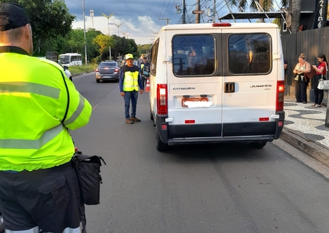 Cinco veículos são apreendidos por transporte clandestino em Manaus