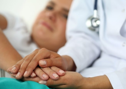 Supermercado deve indenizar empregada demitida após tratamento contra o câncer