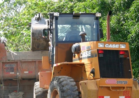 Careiro paga R$ 475 mil por retroescavadeira