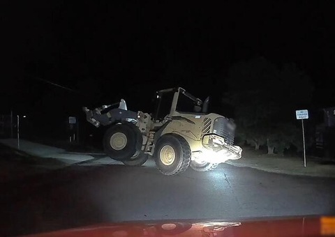 Com retroescavadeira homem rouba loja de motos e se dá mal