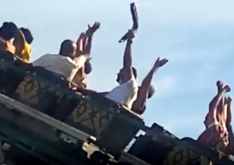Veja vídeo; Visitantes pedem socorro após trava de montanha-russa em movimento se soltar no Hopi Hari