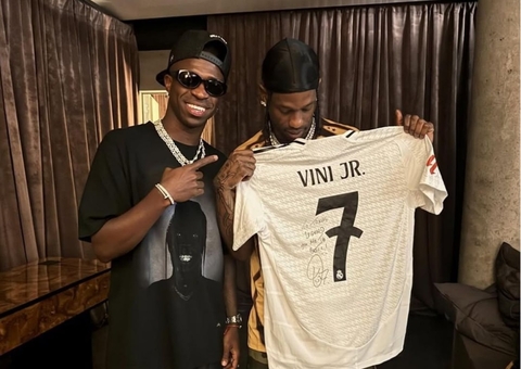  Travis Scott marca presença em aniversário de Vini Jr. no Brasil