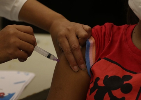 Dose de reforço reduz 97 vezes a chance de morrer de covid, diz estudo