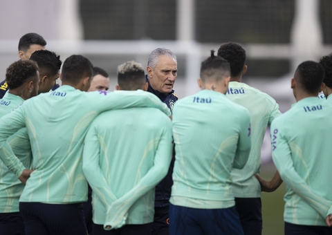 Tite fecha treino e torcida tenta espiar seleção por fresta