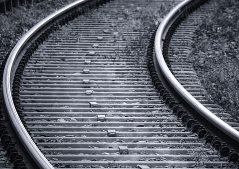 Trem atropela e mata 9 pessoas na China