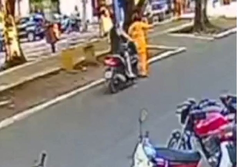 Vídeo mostra gari sendo atropelada por motociclista em Itacoatiara