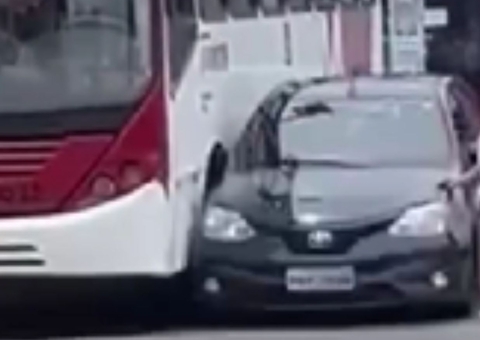 Vídeo: Carro fica destruído ao colidir com ônibus em acidente na Cidade Nova