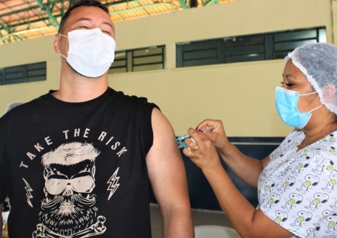 Público de 39 anos começa a ser vacinado hoje em Manaus, confira os postos