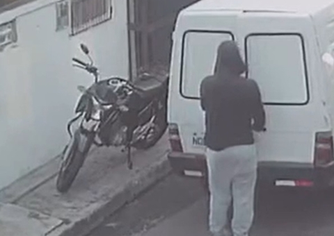 'Bandidos da van' furtam moto que estava estacionada em calçada de Manaus
