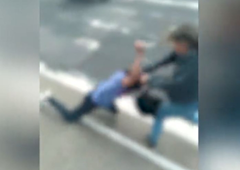 Estudantes trocam socos e uma quase é esfaqueada em briga no meio da rua no Amazonas