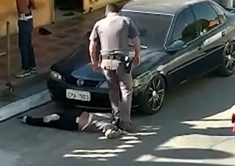 PM que pisou e subiu no pescoço de mulher negra é absolvido em julgamento