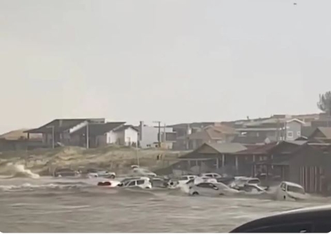 Tsunami meteorológico arrasta carros e causa pânico em praia no Brasil