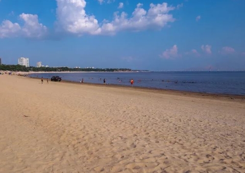 Em dia de Natal, banhistas burlam restrição e entram no rio na Ponta Negra