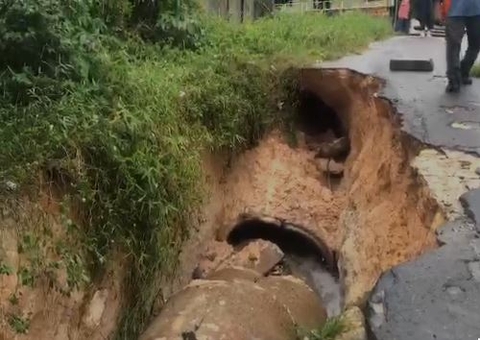 Asfalto é arrastado para dentro de casas após esgoto se romper em Manaus