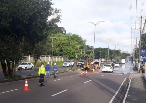 Buraco se abre em avenida de Manaus e bairros ficam sem água