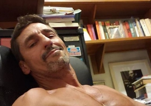 Ator Tuca Andrada surge em foto erótica aos 56 anos