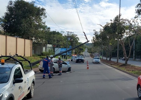 Motorista de aplicativo dorme ao volante e se choca contra poste em Manaus