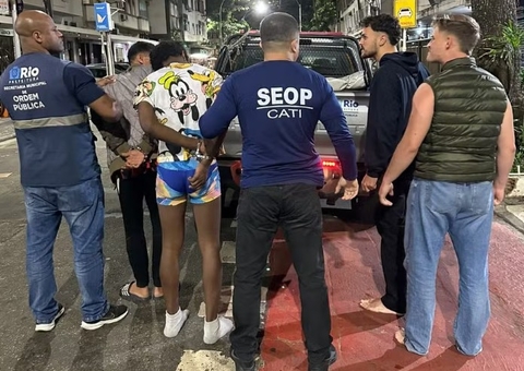 Dupla é presa após assaltar e deixar turistas alemães nus em Copacabana