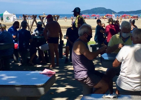 Turistas lotam praias no feriado e descumprem regras contra a Covid-19