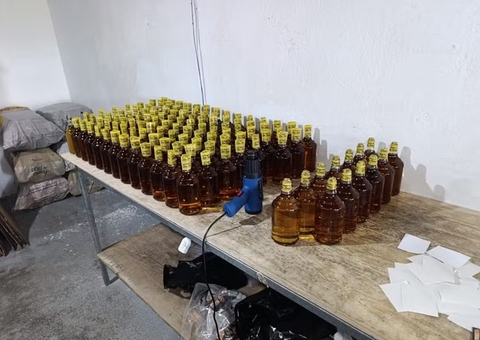 Homem é flagrado adulterando bebida em casa e 4 mil garrafas são apreendidas