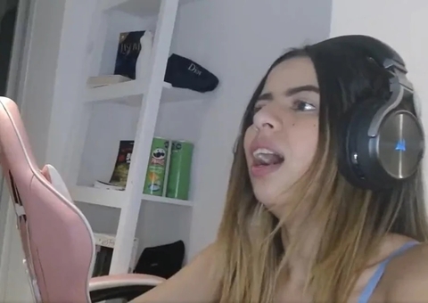 Streamer faz sexo durante live e consegue recuperar conta após ser banida de plataforma