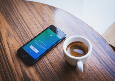 Elon Musk pretende contratar influencers e demitir trabalhadores do Twitter