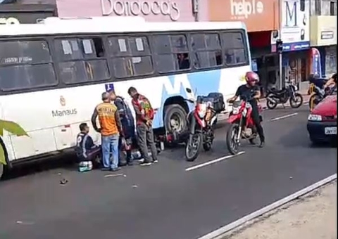 Acidente entre moto e ônibus deixa homem ferido no São José