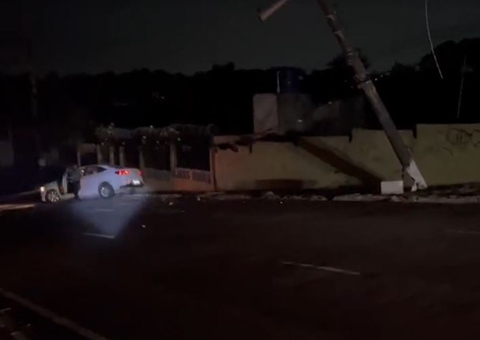 Carro desgovernado invade calçada e 'arranca' poste em avenida de Manaus