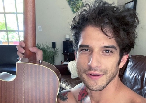 Tyler Posey choca ao mostrar pênis e pré-ejaculação em live