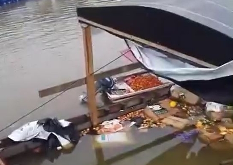 Barco naufraga durante acidente no meio do Rio Purus no Amazonas