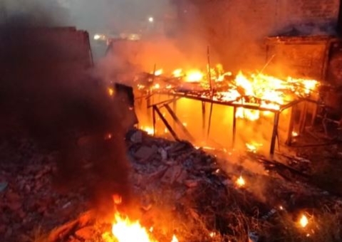 Casa vira cinzas após ser consumida por fogo em Manaus; vídeo