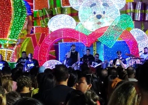 Show de Uendel Pinheiro lota Largo de São Sebastião em Manaus