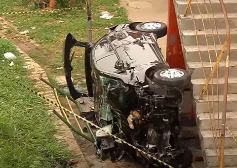 Dupla fica ferida após carro atingir prédio do Prosamin durante perseguição policial em Manaus 