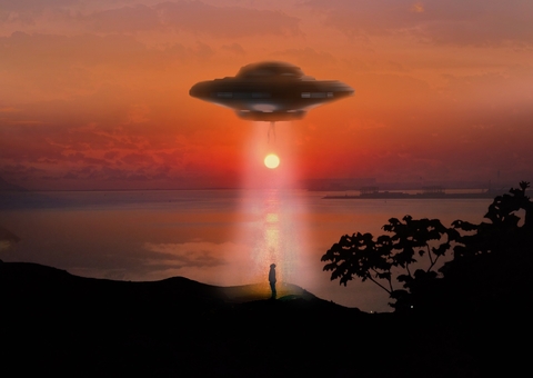 Mulher afirma que foi abduzida 52 vezes por extraterrestres 