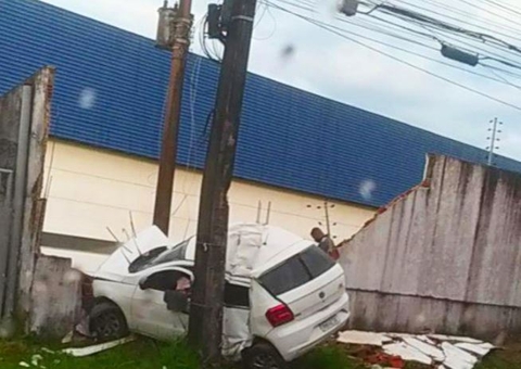 Motorista perde controle de carro e atinge muro de empresa em Manaus
