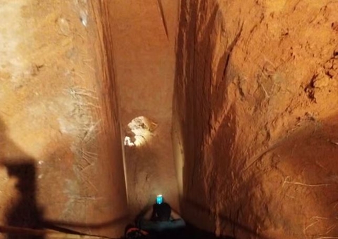 Menino de 2 anos cai em buraco de 4 metros durante festa de aniversário