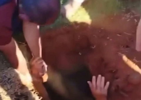 Homem cai em cova durante velório em cemitério