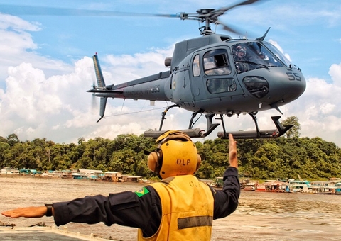 Helicóptero da Marinha cai próximo a aeroporto e deixa feridos em Manaus