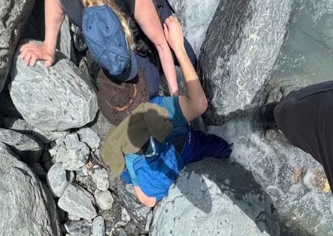 Homem escapa da morte após ser esmagado por rocha de 300 kg