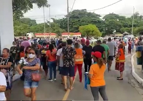 Homenagens: Cemitérios de Manaus amanhecem lotados no Dia dos Finados 