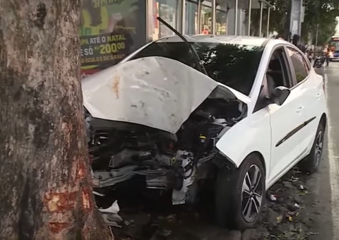 Casal fica ferido após carro invadir calçada de shopping e bater em árvore em Manaus