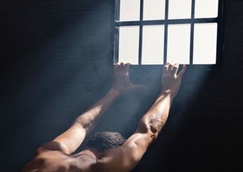 Marido é preso após agredir esposa e enfrentar policiais no Alvorada