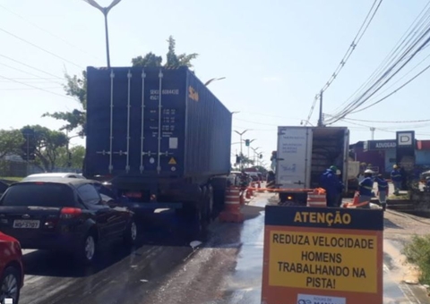 Obra emergencial fecha alça de retorno na av. Cosme Ferreira em Manaus