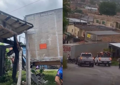 Carga de carreta se desprende e atinge casa na Zona Leste de Manaus