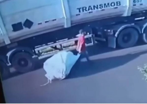 Homem é flagrado arrastando corpo de mulher desaparecida em carrinho; vídeo