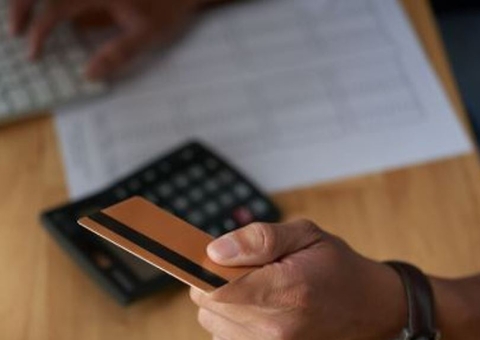 Banco é obrigado a devolver descontos indevidos e pagar danos morais no Amazonas